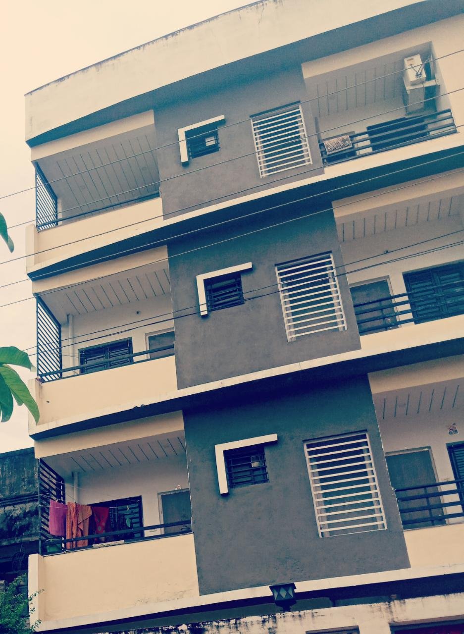Flat in Reshimbagh